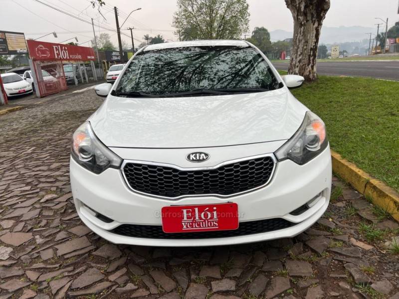 KIA MOTORS - CERATO - 2013/2014 - Branca - R$ 69.900,00