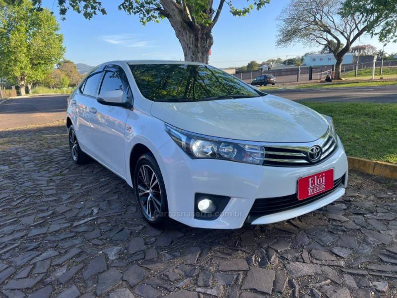TOYOTA - COROLLA - 2014/2015 - Branca - R$ 88.900,00