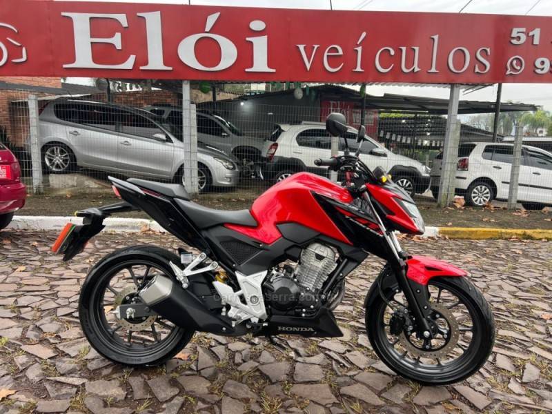 HONDA - CB 300F TWISTER - 2023/2024 - Vermelha - R$ 26.900,00