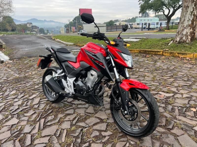 HONDA - CB 300F TWISTER - 2023/2024 - Vermelha - R$ 26.900,00