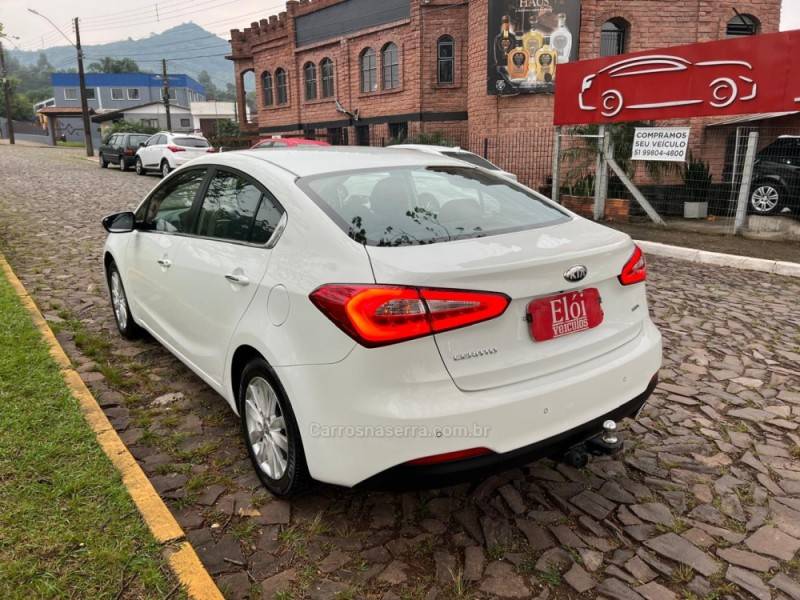 KIA MOTORS - CERATO - 2013/2014 - Branca - R$ 69.900,00