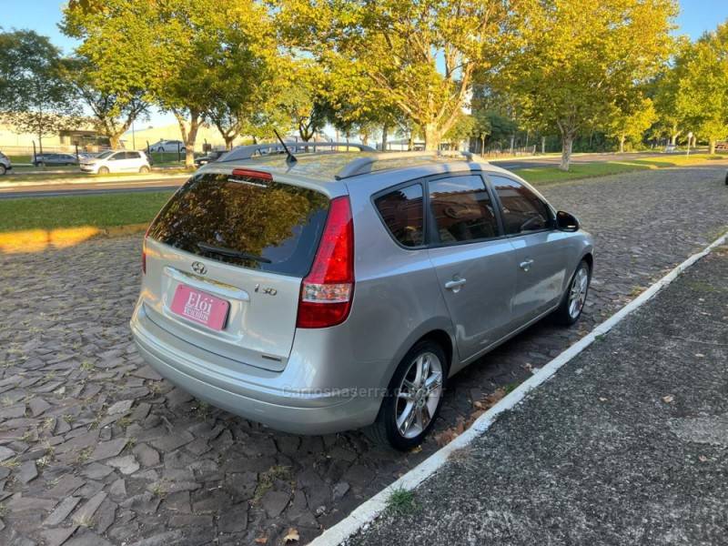 HYUNDAI - I30 CW - 2011/2012 - Prata - R$ 53.900,00